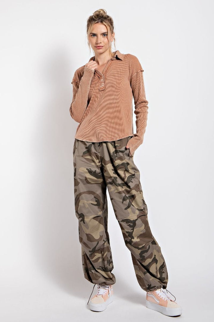 CAMOUFLAGE PRINTED PARACHUTE CARGO PANTS