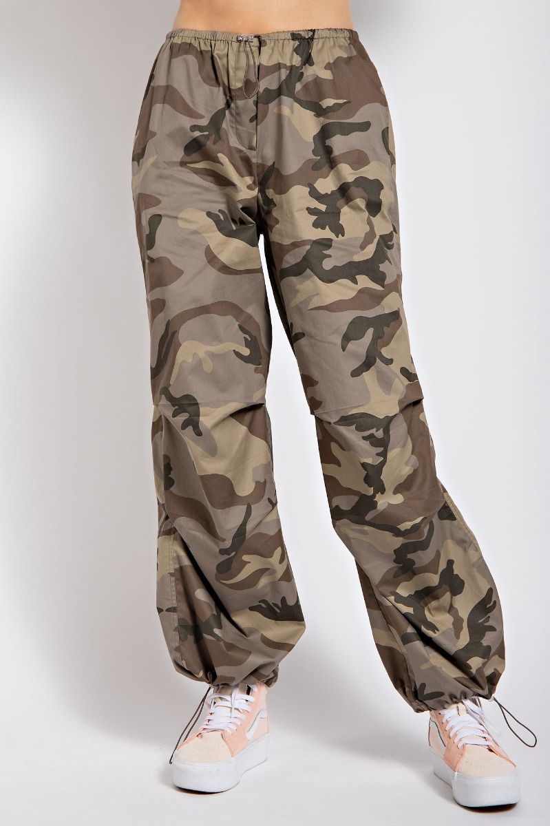 CAMOUFLAGE PRINTED PARACHUTE CARGO PANTS
