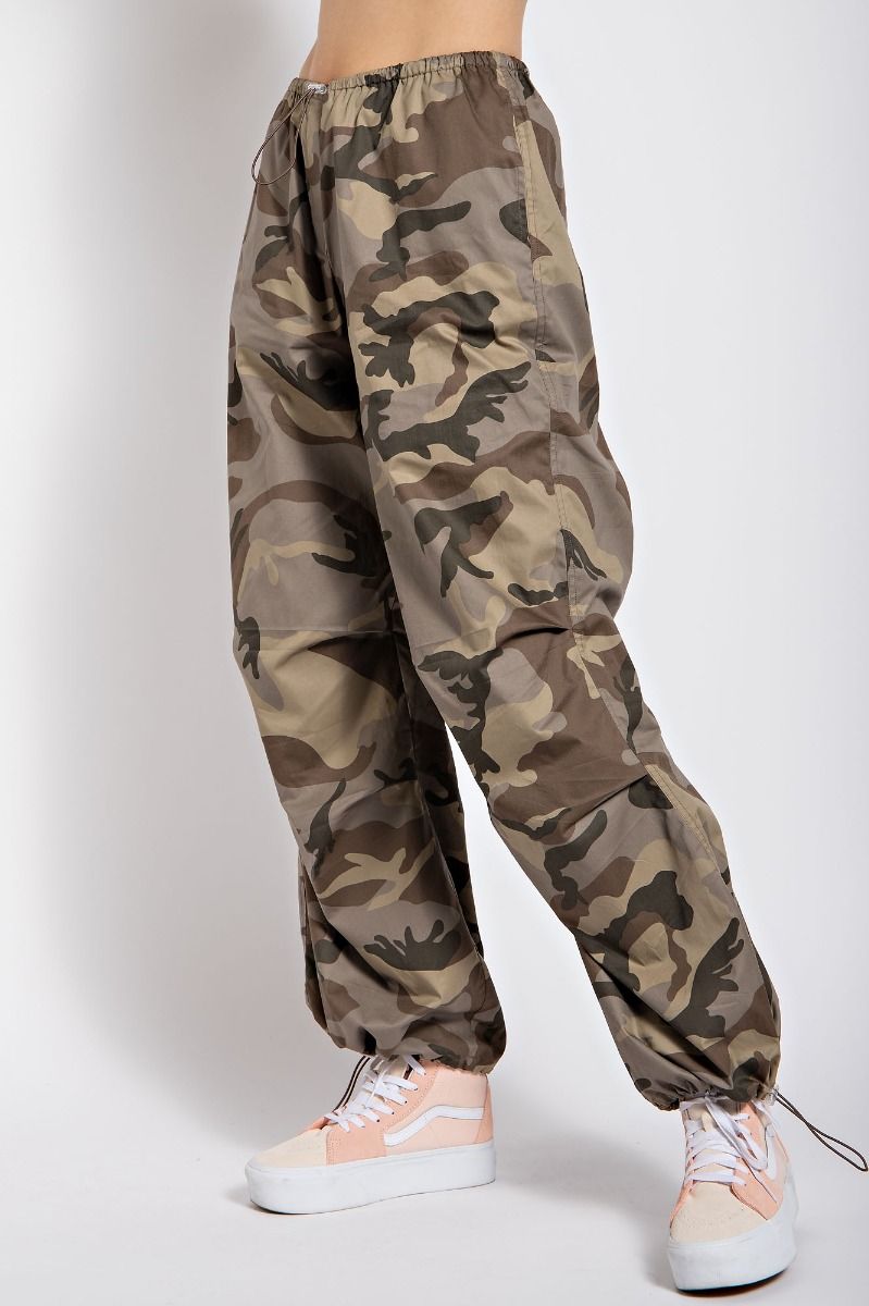 CAMOUFLAGE PRINTED PARACHUTE CARGO PANTS