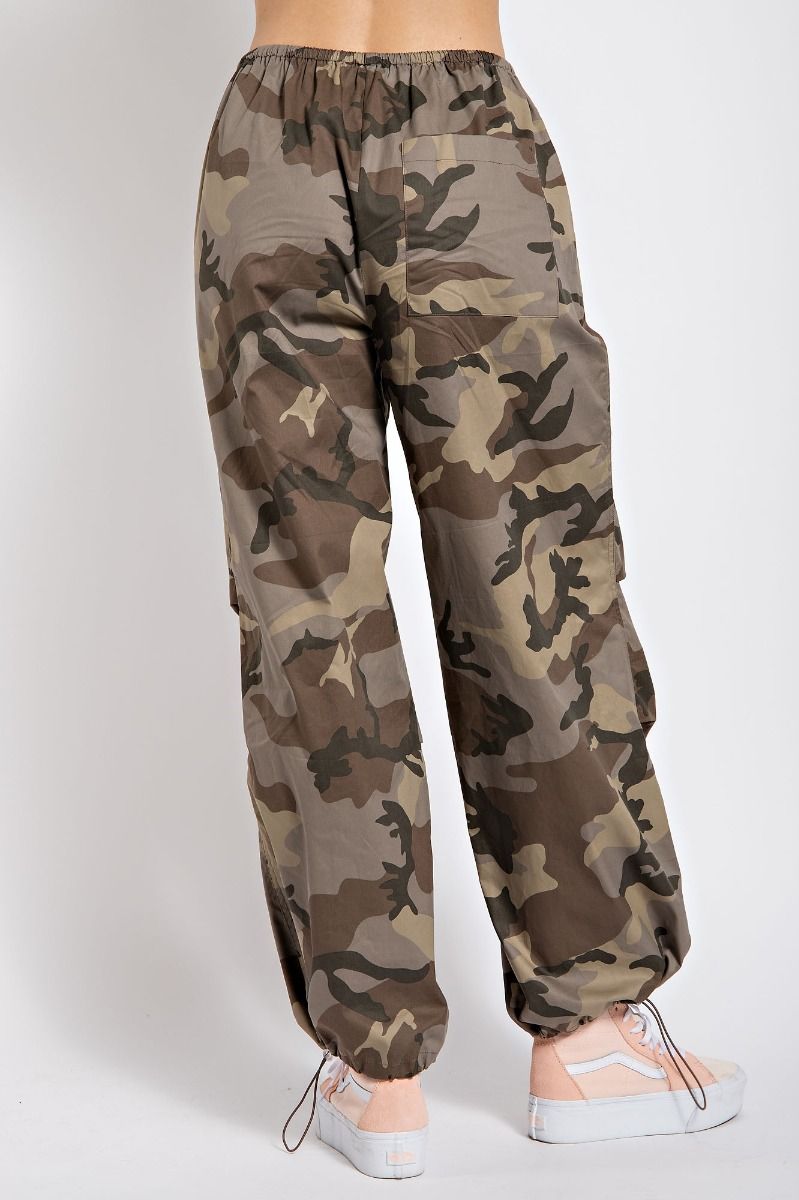 CAMOUFLAGE PRINTED PARACHUTE CARGO PANTS